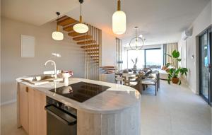 Nice Home In Makarska With Jacuzzi 