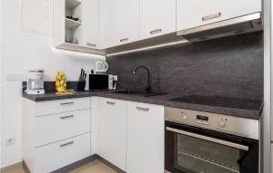 Amazing Apartment In Simuni With Wifi