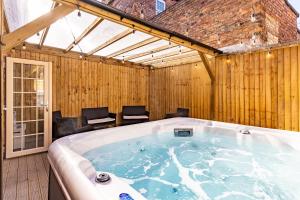 Emerald Park - HOT TUB & GAMES ROOM!