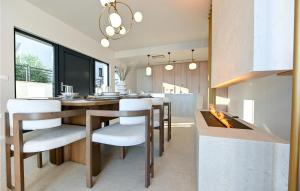 3 Bedroom Beautiful Home In Makarska