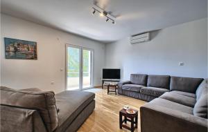 Six-Bedroom Holiday Home In Prizba