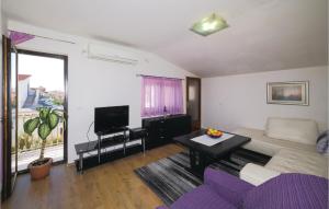 Three-Bedroom Apartment In Kastel Kambelovac
