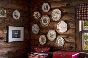 Riverfront Log Cabin w Fireplace Grill & Fire Pit