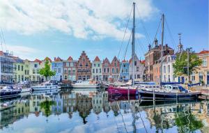 Awesome Home In Heinkenszand With Wifi