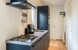 Awesome Home In Heinkenszand With Wifi