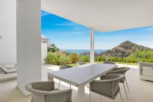 Hillside flat with pool by Costarentals - Ref M49