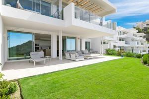 Hillside flat with pool by Costarentals - Ref M49