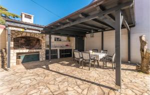 Lovely Apartment In Pakostane With Wifi 