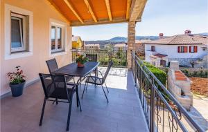 2 Bedroom Cozy Apartment In Labin