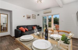 Gorgeous Apartment In Cres With Wifi 