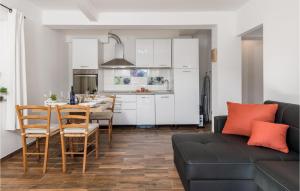 Gorgeous Apartment In Cres With Wifi