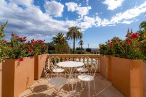 Hotels Hotel l'Orangeraie : Chambre Familiale avec Terrasse - Vue sur Parc et Piscine