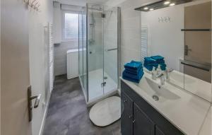 Appartements Amazing Apartment In Redon With Wifi : photos des chambres