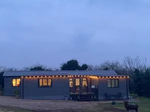 Poppy Large Luxury Lodge Sleeps 8 at Fairview farm Ravenshead Nottingham Near Sherwood Forest, Dog Friendly, Farm Stay Great for Groups,Family and Friends Gathering, - Oxton