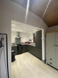 Poppy Large Luxury Lodge Sleeps 8 at Fairview farm Ravenshead Nottingham Near Sherwood Forest, Dog Friendly, Farm Stay Great for Groups,Family and Friends Gathering,