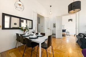 Black & White Apartment at Nyugati Station - 3 separate BR