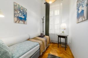 Black & White Apartment at Nyugati Station - 3 separate BR