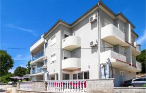 2 Bedroom Beautiful Apartment In Povile