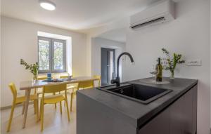 3 Bedroom Beautiful Home In Glavani 