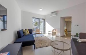 3 Bedroom Beautiful Home In Glavani