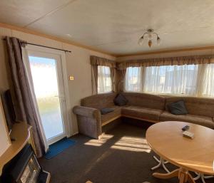 CaravanSleeps4-HotTub-Coastal-Parking-QuietRetreat