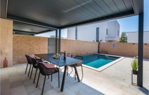 2 Bedroom Stunning Home In Peroj 