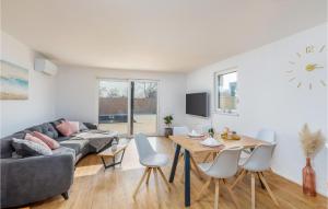 2 Bedroom Stunning Home In Peroj 