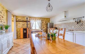 Maisons de vacances Awesome Home In Artigues : photos des chambres