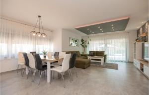 Gorgeous Home In Grubine 