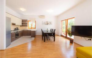 5 Bedroom Lovely Home In Posedarje