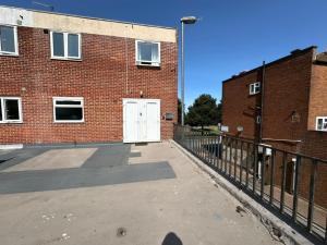 Spacious 4 bed with Parking ideal base for work