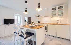 Stunning Home In Donji Prolozac