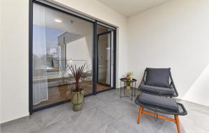 3 Bedroom Cozy Home In Peroj