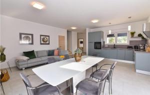 3 Bedroom Cozy Home In Peroj