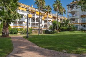 Luxury 3BR Puerto Banus, Pool, Garden, Walk to Marina & Beach