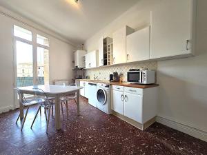 Appartements Le Bout du Pont - 5 min a pied de la gare Villebourbon et de l'hypercentre - Vue sur Pont Vieux - Grande terrasse - 8 couchages - 3 chambres spacieuses - 4 lits - Places de stationnement gratuites au pied de l'immeuble : photos des chambres