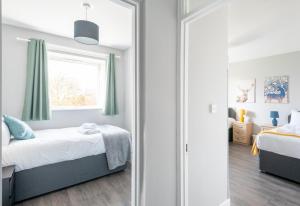 Spacious 4 bed with Parking ideal base for work