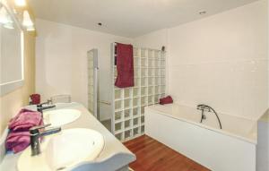 Maisons de vacances Gorgeous Home In Barnas : photos des chambres