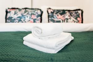 Lakeside Nature Escape Studio by BookingHost