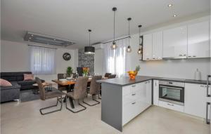 Beautiful Home In Zagvozd