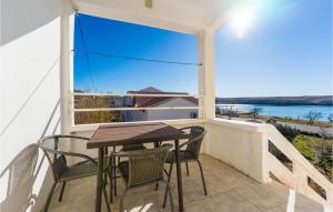 1 Bedroom Awesome Apartment In Dinjiska