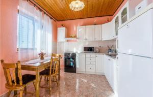 1 Bedroom Awesome Apartment In Dinjiska