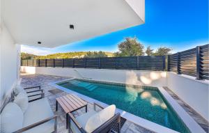 Amazing Apartment In Okrug Gornji