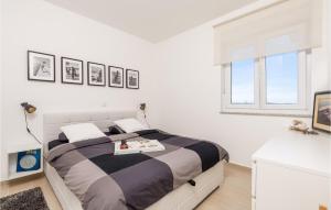 Amazing Apartment In Simuni With Wifi