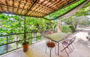 Maisons de vacances Gorgeous Home In Eyragues : photos des chambres