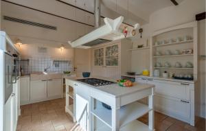 6 Bedroom Beautiful Home In Treia