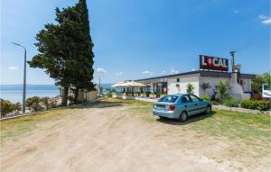 Nice Apartment In Duce With Wifi