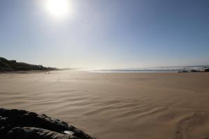 Stylish houseHeated swimming pool-5min to Beach
