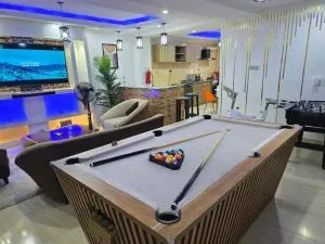 Exquisite and Cozy 3-bedroom Apt with hot-tub, WiFi, DSTV, and Inverter Power Backup - Sobande