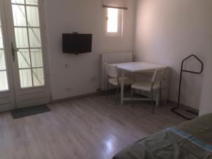 Appartements Studio independant en RDC de villa, parking : photos des chambres